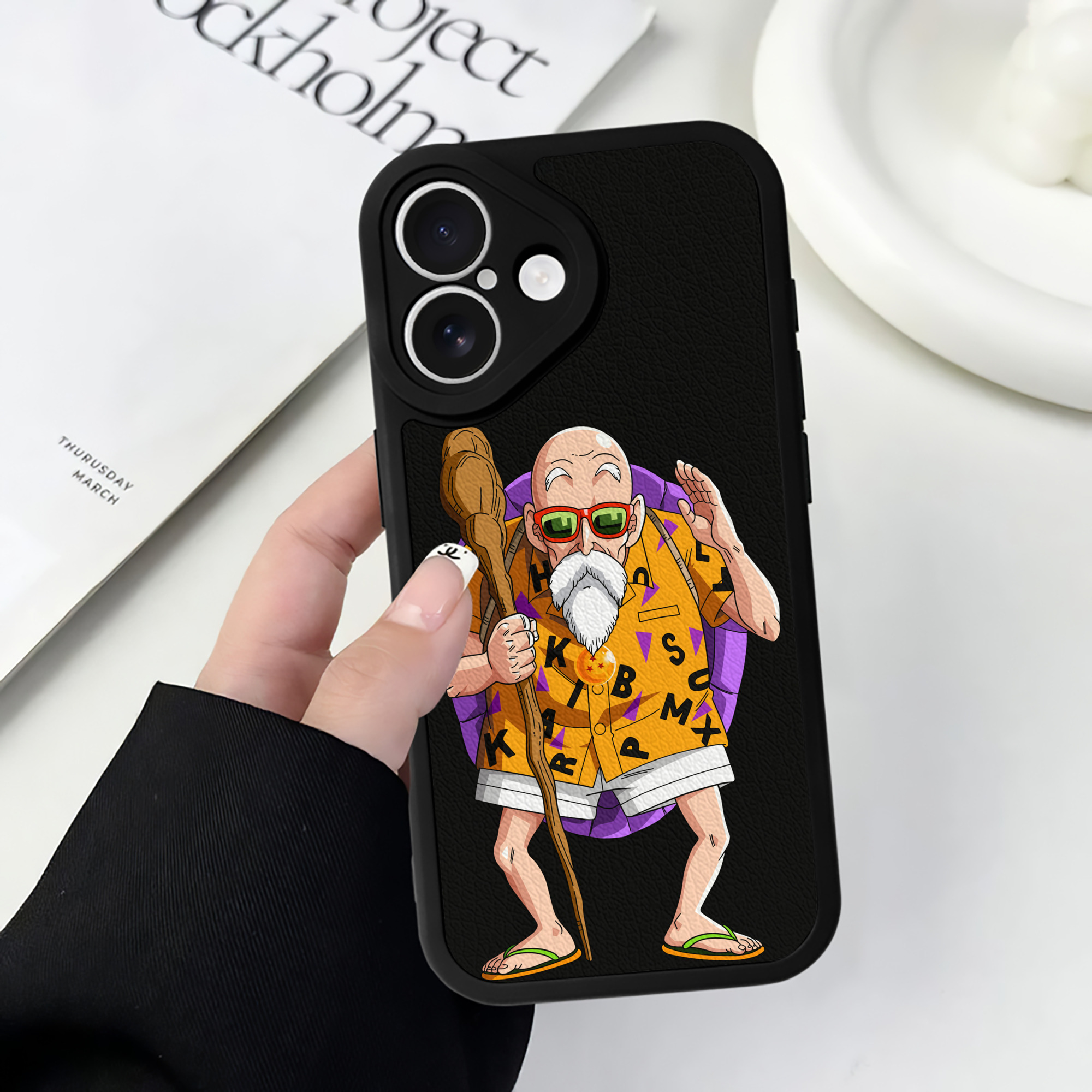 （画像用） ドラゴンボール 亀仙人（かめせんにん） DRAGON BALL Master Roshi Kame Sennin 【iPhone 16シリーズ対応】シリコンスマホケース（レザー調） 材質：シリコン